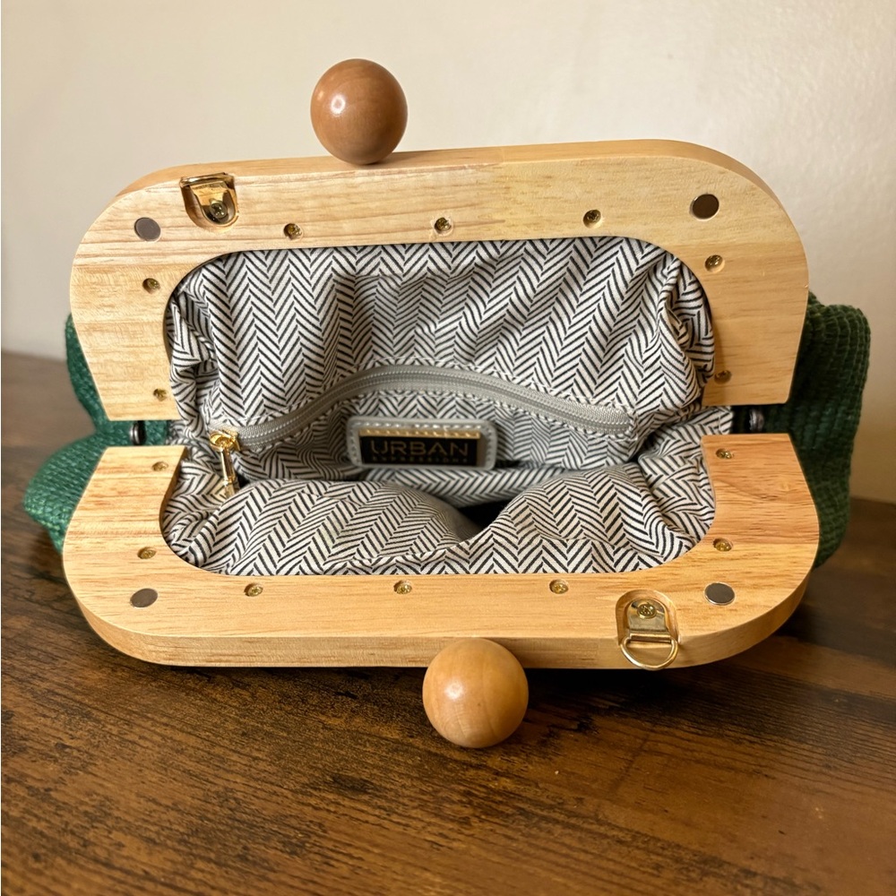 Urban Expressions | Green Clutch with Wooden Handle - Picture 7 of 8